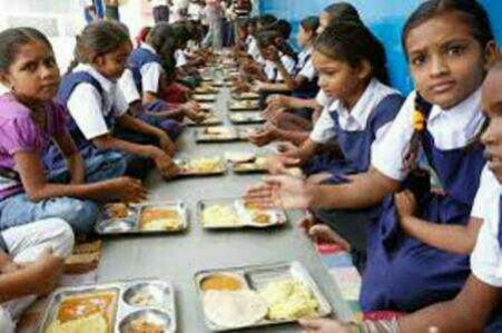 भोजन के साथ साथ शिक्षित करना